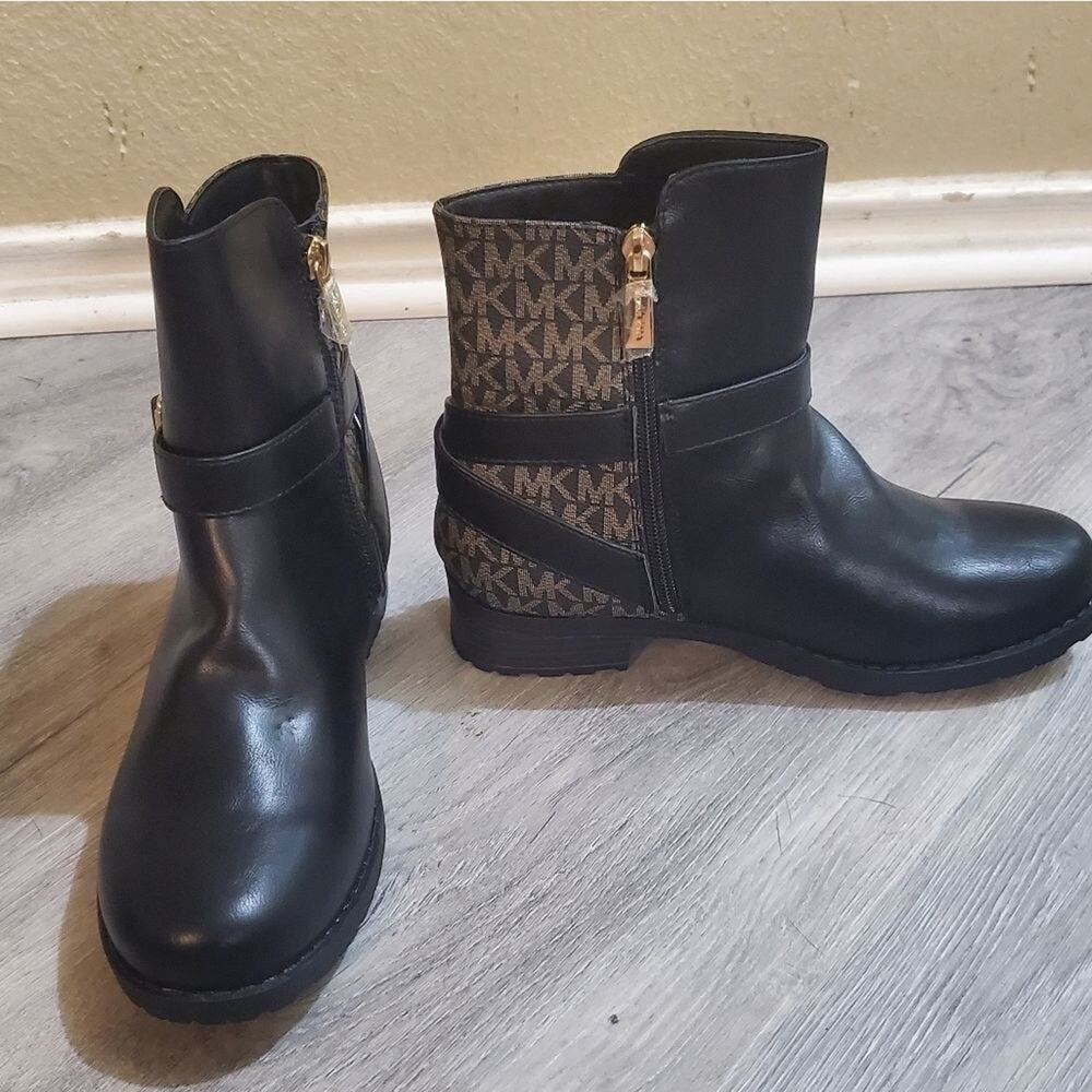 Michael Kors Logo buckled boots size 5 new
